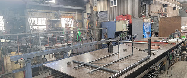 一次加工風景：曲げ加工中のパーツです。